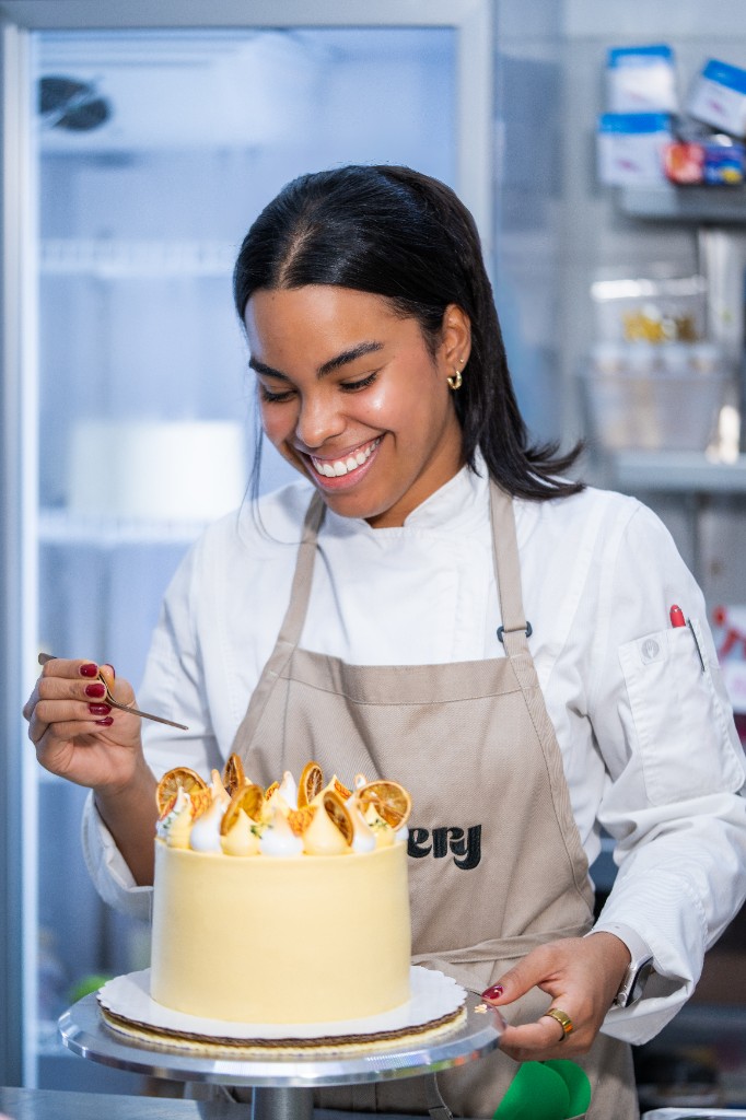 Preparación de pasteles - decorando